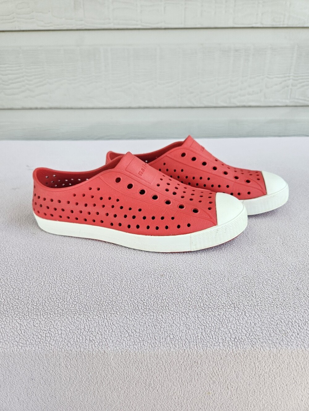 Native Jefferson Youth SZ J4 Red White Slip-On Water Shoes Unisex
